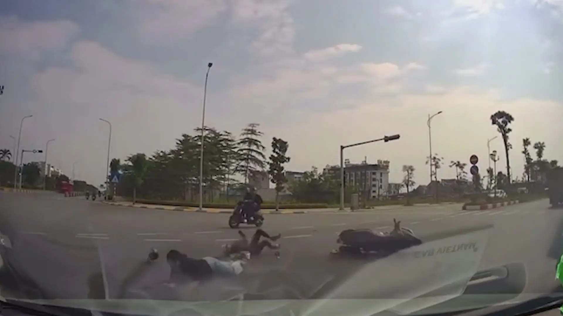 Xe máy phóng nhanh va chạm ôtô, hai người ngã xuống đường